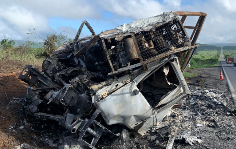Carreta pega fogo após acidente e motorista morre carbonizado no Entroncamento de Jaguaquara