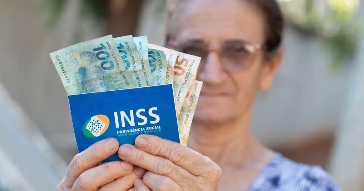 Governo antecipa 13º para aposentados e pensionistas do INSS; veja as datas