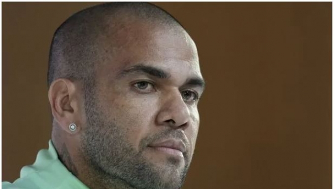 Justiça concede liberdade provisória a Daniel Alves sob fiança de 1 milhão de euros