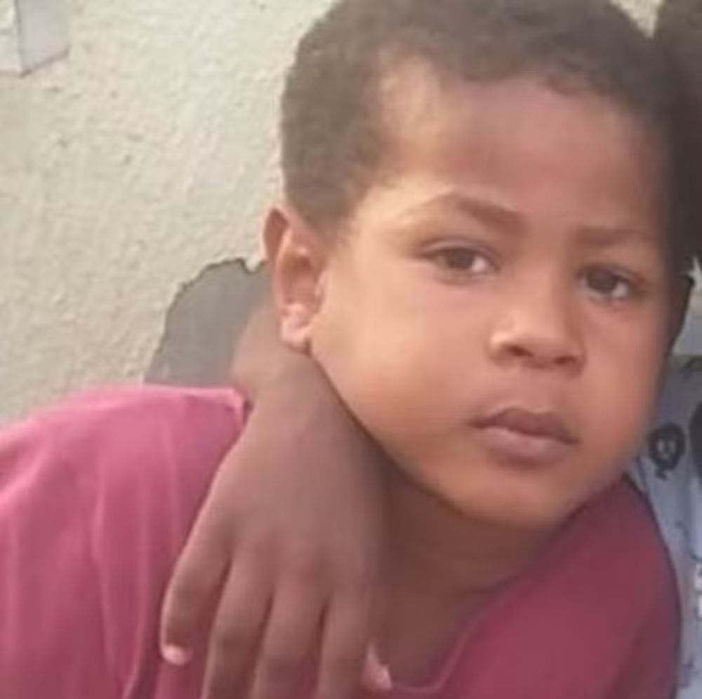 Menino de 5 anos morre afogado em piscina após pular muro de casa de eventos na Bahia