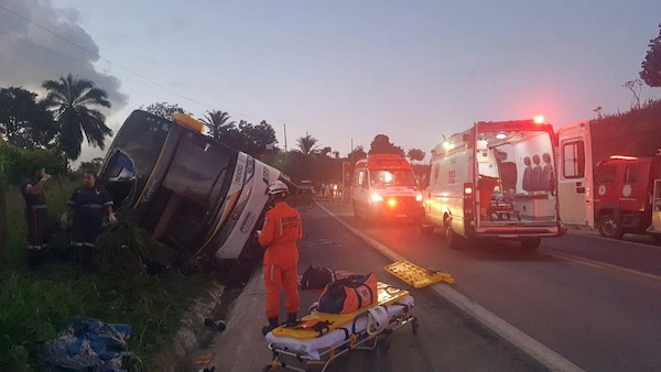 Sobe para 9 número de mortes em acidente com ônibus em Teixeira de Freitas