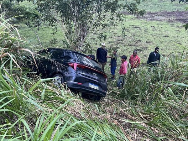 Veículo derrapa em pista e cai em ribanceira no trevo da BR-330 com a BA-652, em Ibirapitanga