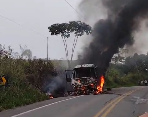 Jitaúna: Colisão entre ônibus escolar e motocicleta deixa dois mortos na BR-330