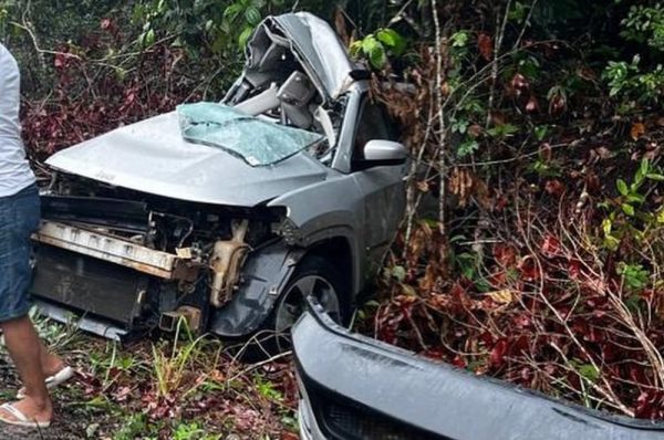 Taxista morre após tentar fazer ultrapassagem, derrapar carro e colidir com van em rodovia na Bahia