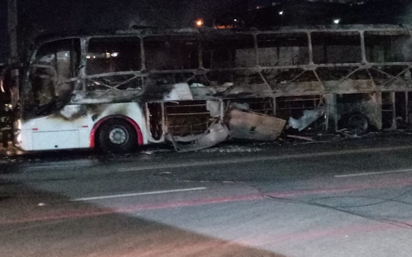 Ônibus transportando universitários fica destruído após incêndio em Jequié