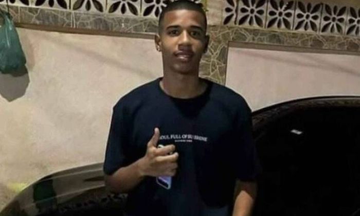 Jogador de futebol baleado na cabeça após pisar no pé de traficante em baile funk tem morte cerebral