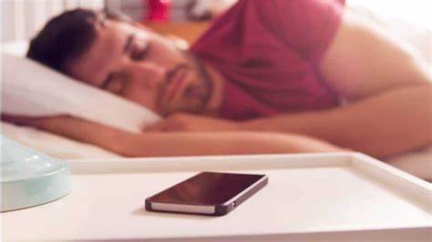 Desligar a internet do celular melhora atenção, memória e diminui depressão, aponta novo estudo