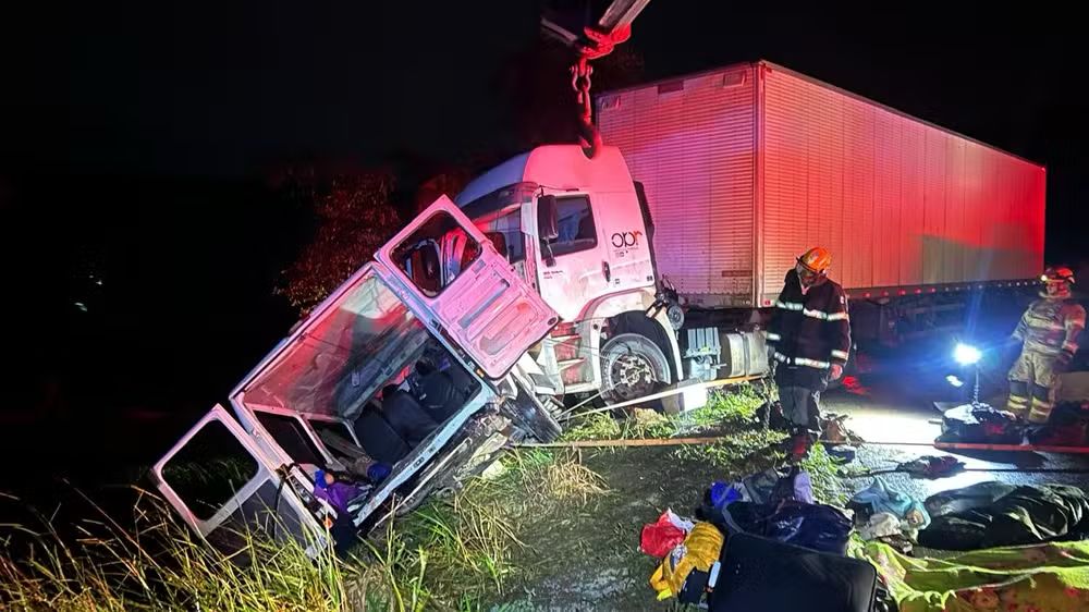 Batida entre carreta e micro-ônibus deixa 9 mortos e 10 feridos em Minas Gerais