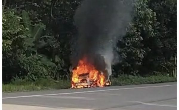 Incêndio destrói veículo na BR-101, próximo ao Trevo de Ubatã