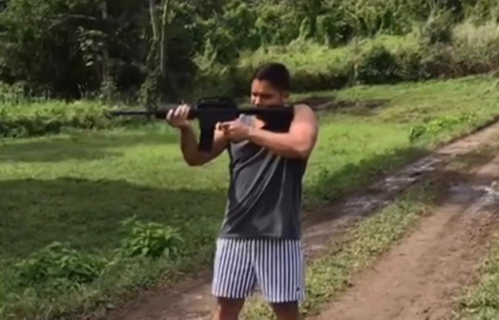 Vereador de Ubaitaba aparece em vídeo atirando com fuzil e se defende nas redes sociais