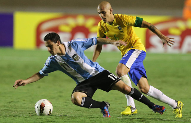 Jogo suspenso entre Brasil e Argentina será disputado só em 2013