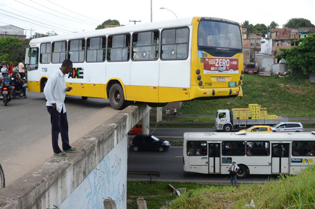 Motorista tenta jogar ônibus de viaduto de 10 metros de altura