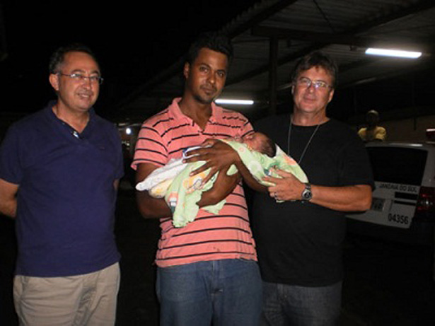 Pai recupera recém-nascido vendido pela mãe por R$ 300 no facebook