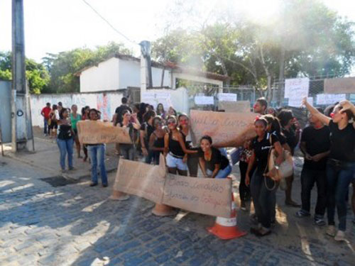 Estudantes da Uneb realizam protesto em frente à Universidade