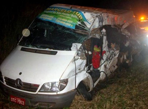 Jequié: Acidente entre van e carreta deixa 3 mortos e 7 feridos
