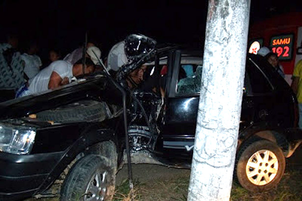 Ipiaú: Animal causa acidente e motorista fica preso nas ferragens
