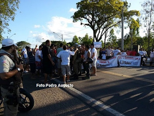 Divulgadores da Telexfree realizam protesto em Itabuna
