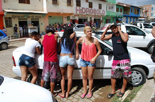 jovens de Jequié são detidos passando dinheiro falso no comércio de Jaguaquara