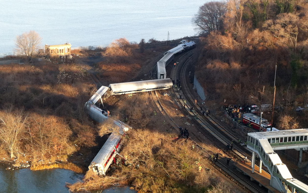 Trem de passageiros sai dos trilhos e deixa mortos e feridos em Nova York
