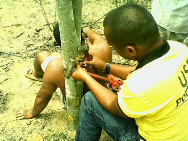 Homem é assaltado e acorrentado pelo pescoço em árvore na Bahia