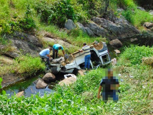 A BA-120, que liga a BR-330 ao município de Gongogi, registrou um acidente na noite deste domingo (11). Um Fiat Doblô, placa OLE 1428, licença de Salvador, caiu dentro de um rio após passar num trecho sinuoso, à cerca de 2 km de Gongogi.