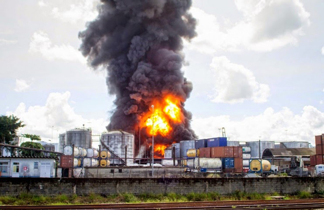 Incêndio de grandes proporções atinge tanques de combustível em Santos