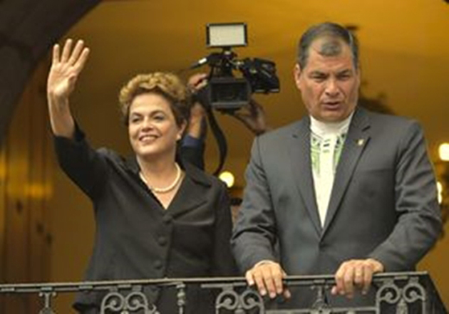 Mureta de vidro desaba e quase atinge a presidente Dilma em Quito.