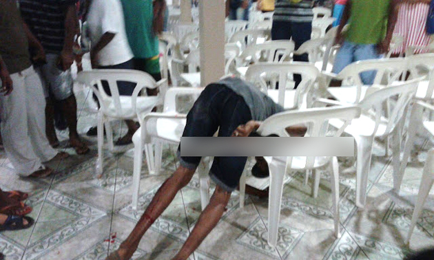 Menor baleado cai dentro de igreja em Itabuna