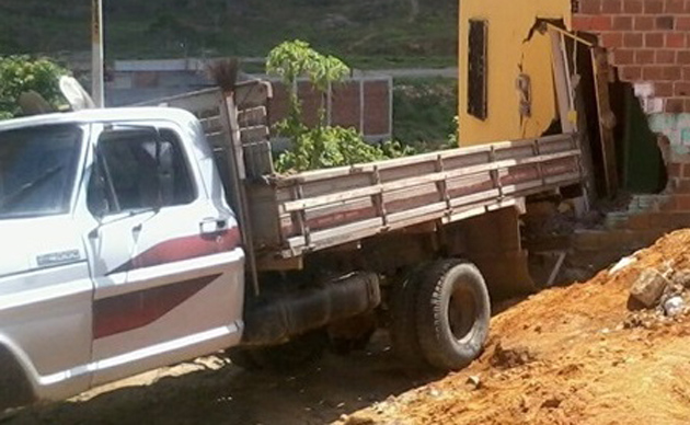 Ubaitaba: Caminhão desgovernado atinge residência no bairro Armandão