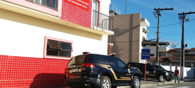 Medeiros Neto: PF faz operação na prefeitura e prende secretária e filhos do prefeito