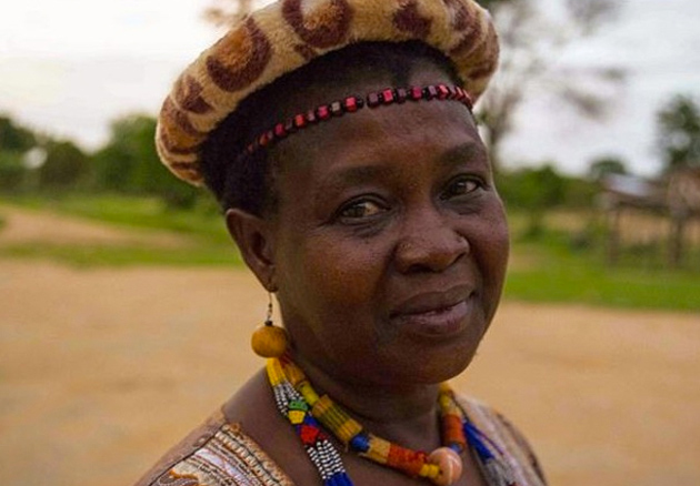 Theresa Kachindamoto, supervisora de um distrito em Malawi, país da África, se destaca como uma líder feminista ajudando mulheres e garotas de sua comunidade.