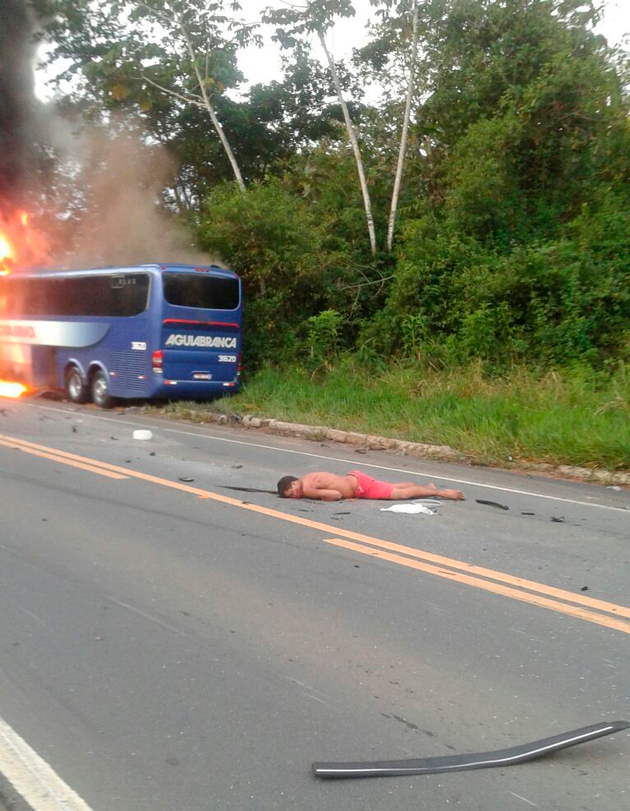 Carro explode após colidir em ônibus e deixa dois mortos na BR-101