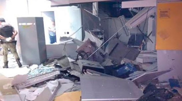 Bandidos explodem caixas eletrônicos de agência em Pau Brasil