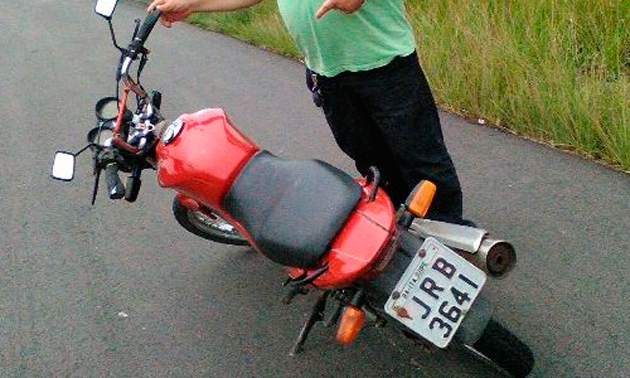 A polícia Civil conseguiu recuperar na BR 101, uma moto Honda Titan vermelha de placa JRB – 3641, licenciada em Itajuípe, que foi abandonada no final da manhã desta quarta feira (20), em um local conhecido como Curva do Padre, município de Aurelino Leal.