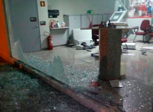 Quadrilha faz reféns, atira em viatura e ataca agência bancária no interior da Bahia