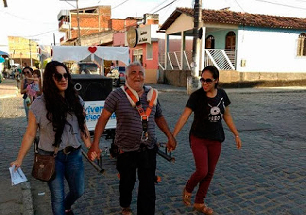 Candidato a vereador faz campanha puxando carroça nas ruas de Ipiaú