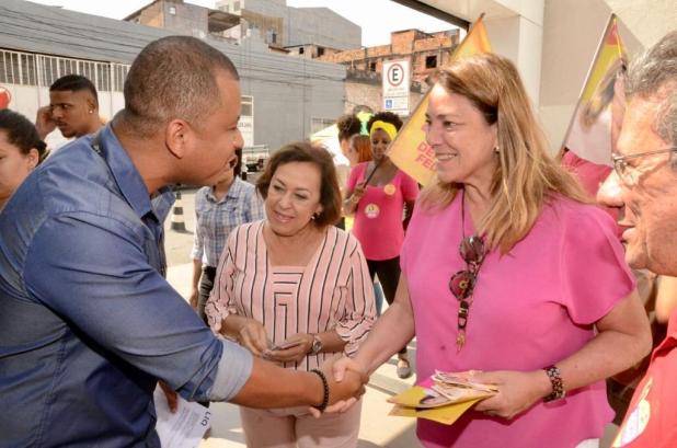 Fabíola Mansur recebe carinho do povo durante visita aos bairros de Salvador