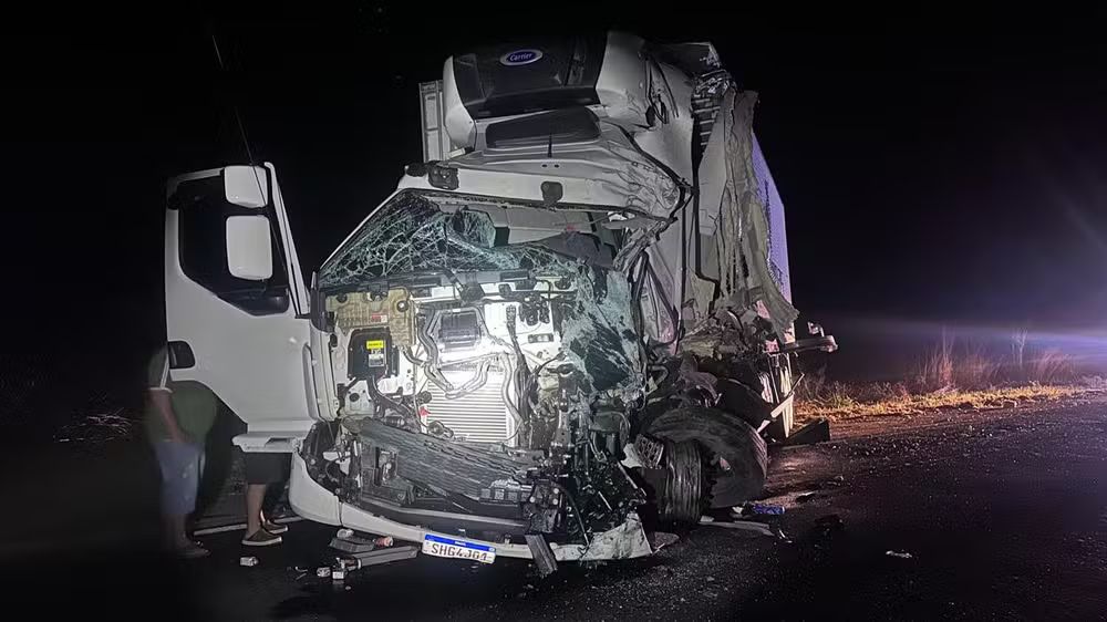 Batida entre caminhões deixa uma pessoa morta e duas feridas