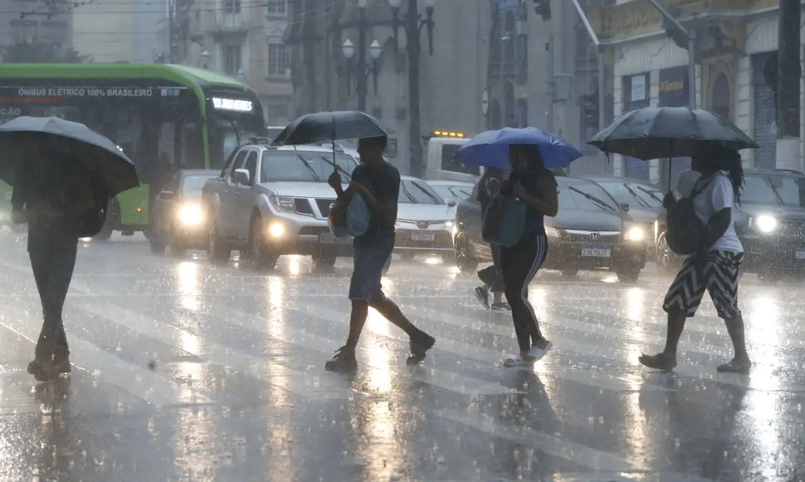 Alerta de chuvas intensas atinge regiões do Norte e Nordeste do Brasil, Informa Inmet